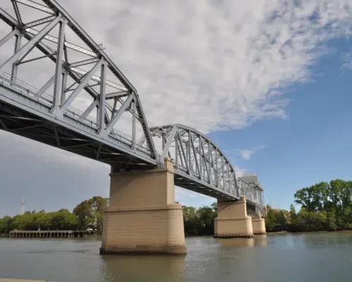 Puente Ferrocarretero uniendo Viedma y Carmen de Patagones